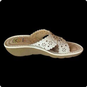 Earth Spirit White Floral Cut-Out Sandals - Size 8.5 - NWOT (1292-4)
